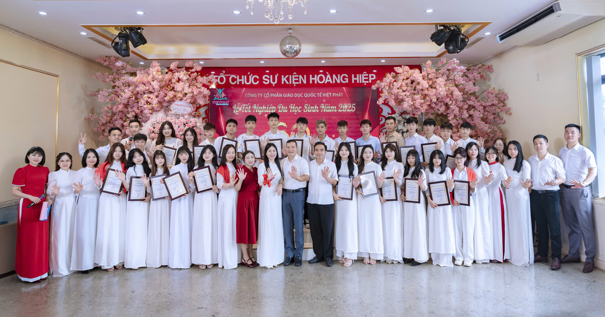 Lễ tốt nghiệp Du học quốc tế Việt Phát trong ngày Quốc khánh 2/9: Tự hào lan tỏa thông điệp hòa bình đến thế hệ trẻ